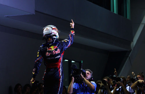 Sebastian Vettel levanta su dedo también en el GP de Singapur 2011