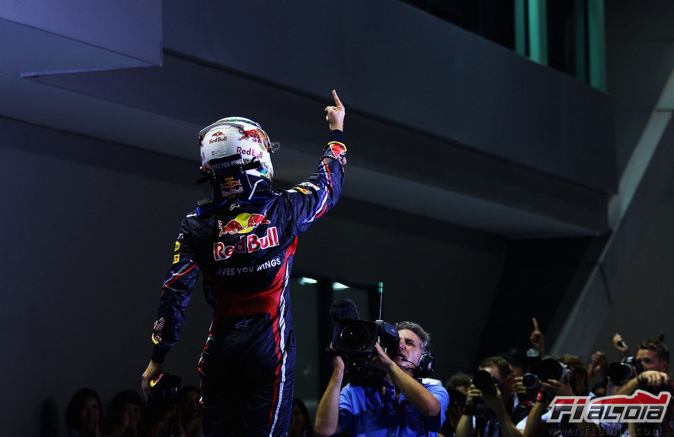 Sebastian Vettel levanta su dedo también en el GP de Singapur 2011