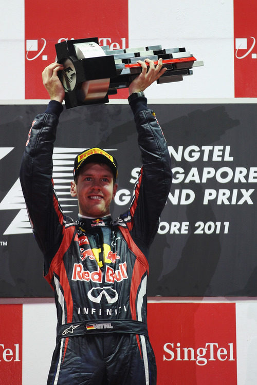 Vettel levanta su trofeo en el GP de Singapur 2011