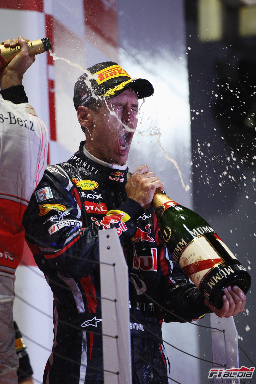 Sebastian Vettel descorcha el champán en el GP de Singapur 2011