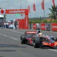 Lewis Hamilton rueda con su MP4-23 por las calles de Bangalore, India