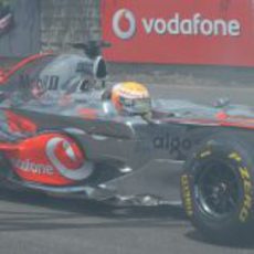 Lewis Hamilton a los mandos del MP4-23 en India