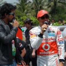 Lewis Hamilton le habla a su público en Bangalore, India