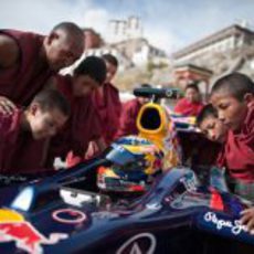 Los monjes miran extrañados el Red Bull de Neel Jani