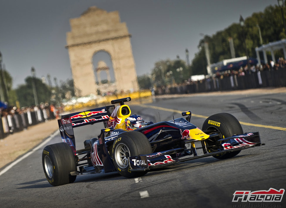 Daniel Ricciardo con el RB5 en Nueva Delhi