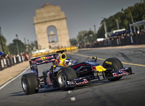 Daniel Ricciardo con el RB5 en Nueva Delhi