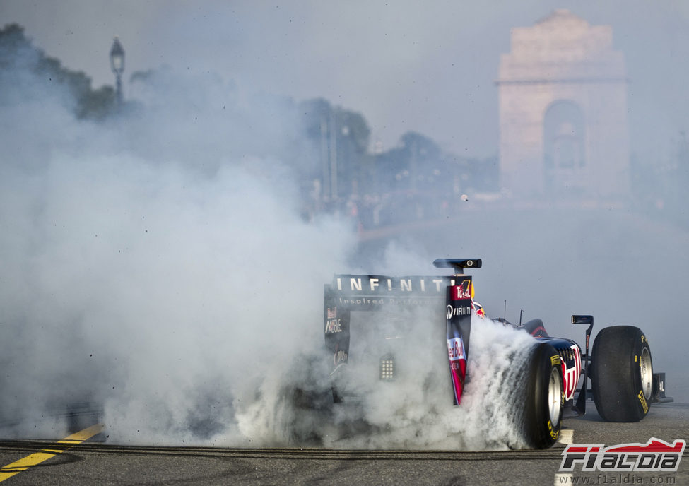 Daniel Ricciardo quema rueda en Nueva Delhi