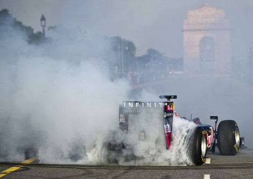 Daniel Ricciardo quema rueda en Nueva Delhi