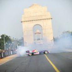 El RB5 y Ricciardo divirtieron a la población de Nueva Delhi