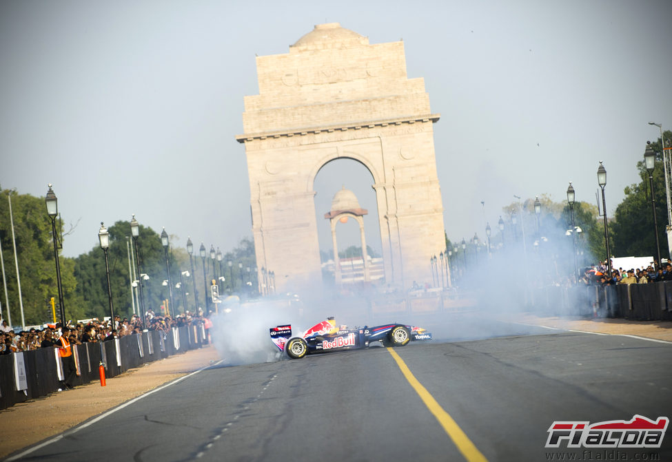 El RB5 y Ricciardo divirtieron a la población de Nueva Delhi
