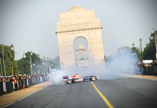 El RB5 y Ricciardo divirtieron a la población de Nueva Delhi