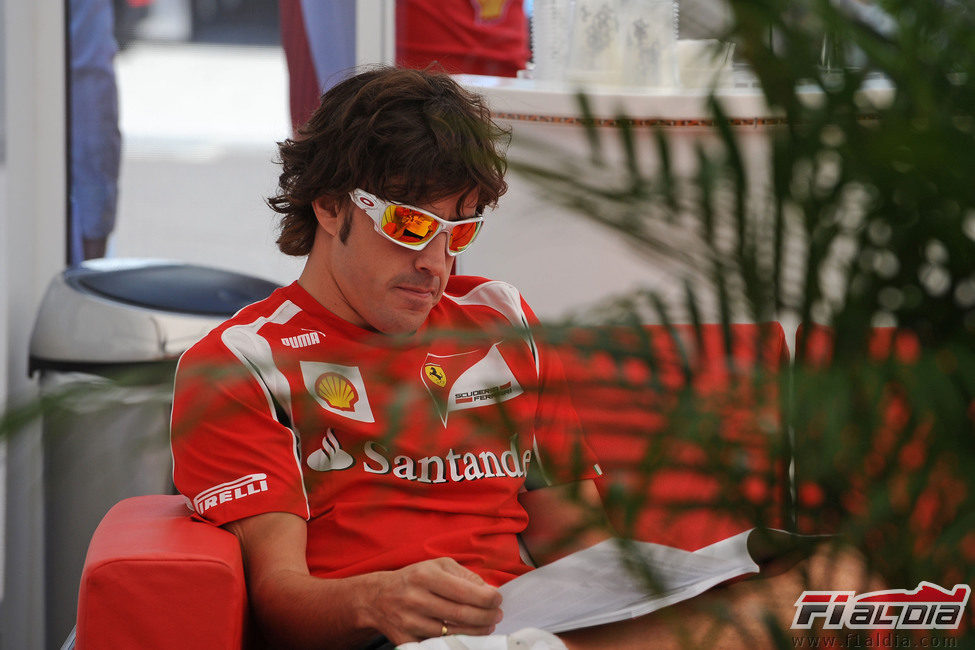Fernando Alonso relajado en el GP de Japón 2011