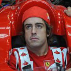 Fernando Alonso con la gorra al revés, sentado en su 150º Italia