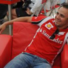 Felipe Massa se divierte antes de subirse al coche en el GP de Japón 2011