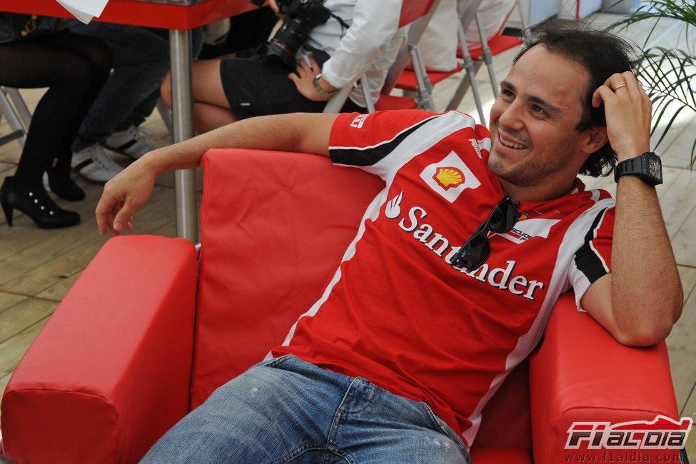 Felipe Massa se divierte antes de subirse al coche en el GP de Japón 2011