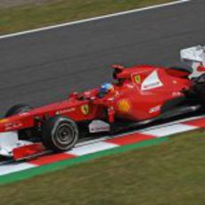 Fernando Alonso rueda en los libres del GP de Japón 2011