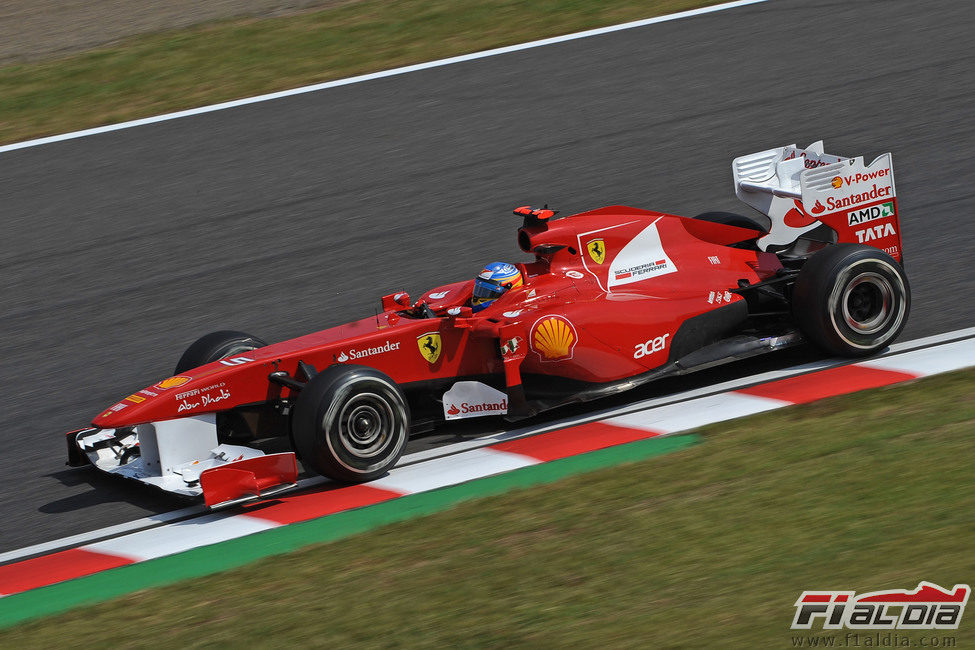 Fernando Alonso rueda en los libres del GP de Japón 2011