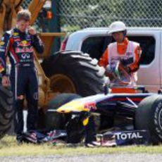 Sebastian Vettel mira su coche destrozado en Suzuka