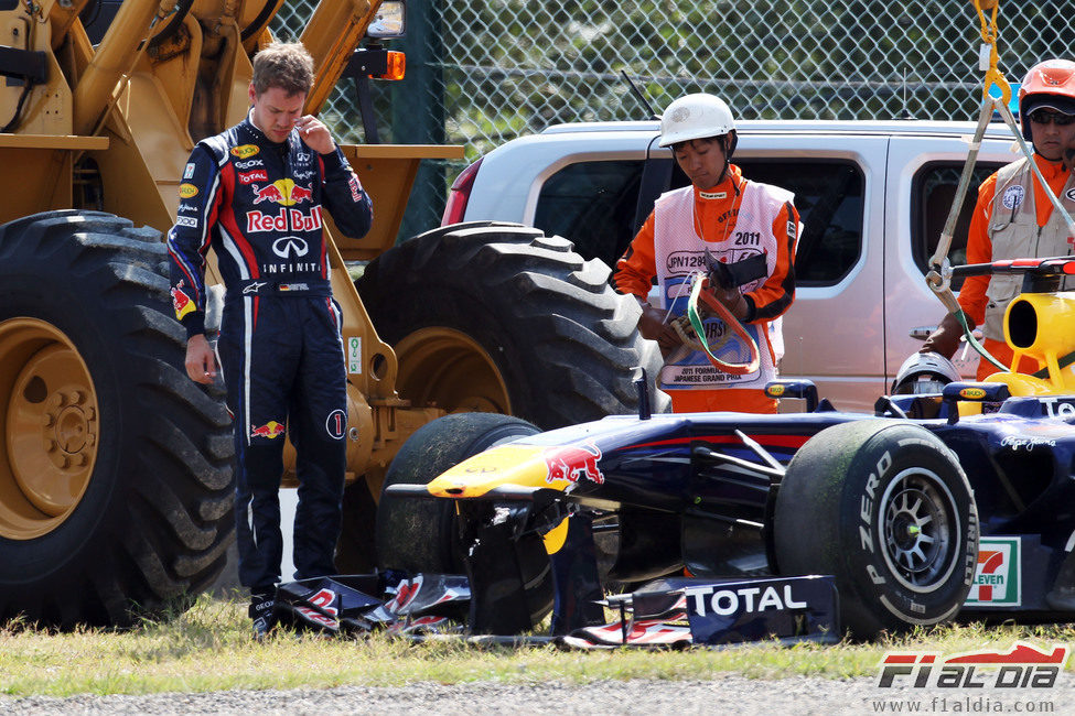 Sebastian Vettel mira su coche destrozado en Suzuka