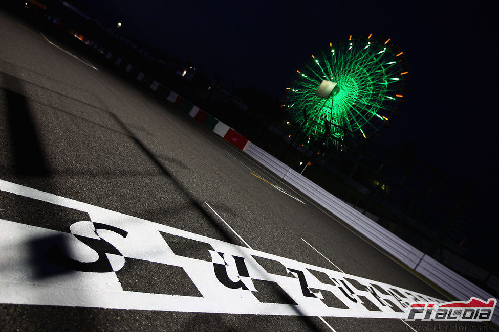 Imagen nocturna de la noria del circuito de Suzuka