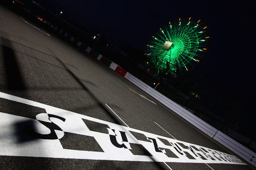 Imagen nocturna de la noria del circuito de Suzuka
