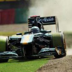Heikki Kovalainen pisa la tierra en la clasificación del GP de Japón 2011