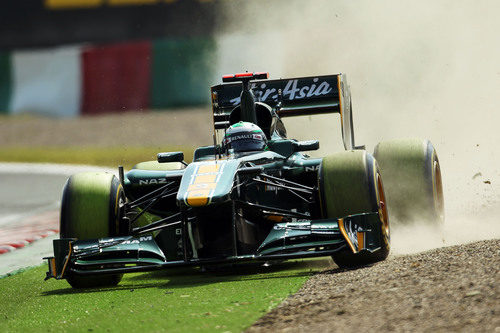 Heikki Kovalainen pisa la tierra en la clasificación del GP de Japón 2011