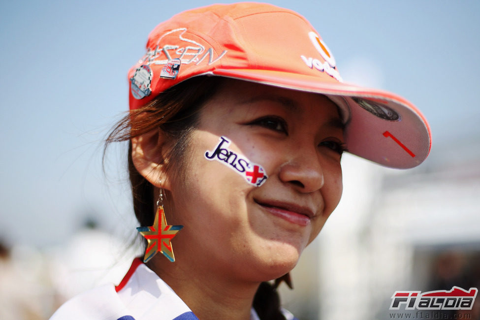 Una aficionada japonesa fan de Jenson Button