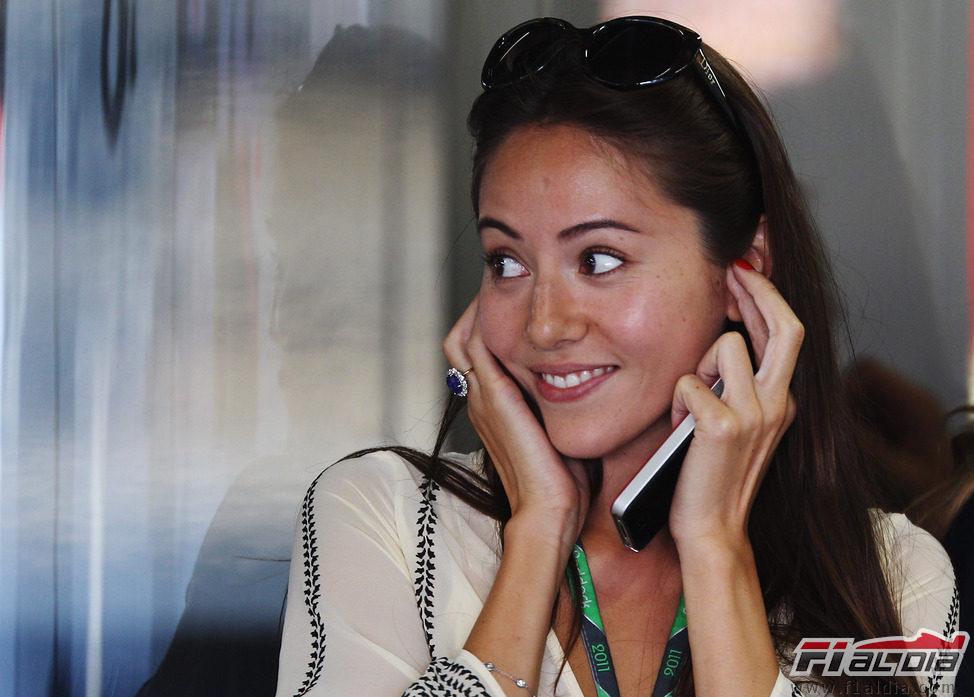 Jessica Michibata en el box de McLaren en Japón