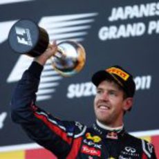 Sebastian Vettel levanta su trofeo en el GP de Japón 2011