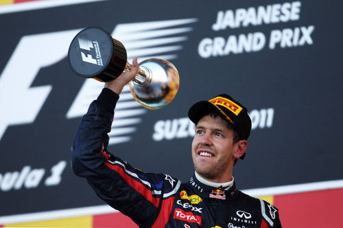 Sebastian Vettel levanta su trofeo en el GP de Japón 2011