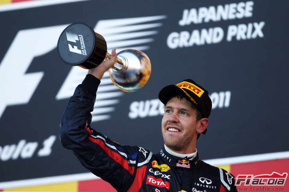 Sebastian Vettel levanta su trofeo en el GP de Japón 2011