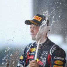 Sebastian Vettel descorcha el champán en el GP de Japón 2011