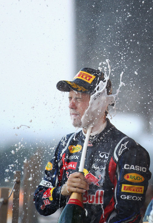 Sebastian Vettel descorcha el champán en el GP de Japón 2011