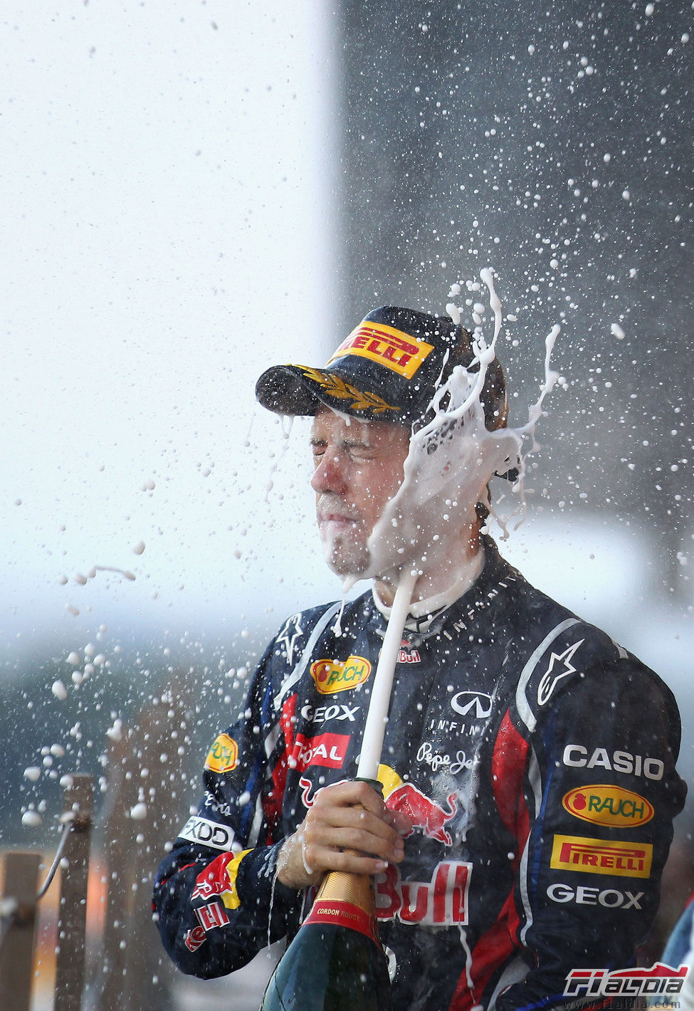 Sebastian Vettel descorcha el champán en el GP de Japón 2011