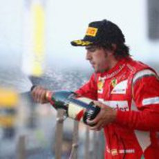 Fernando Alonso con el champán en el podio del GP de Japón 2011