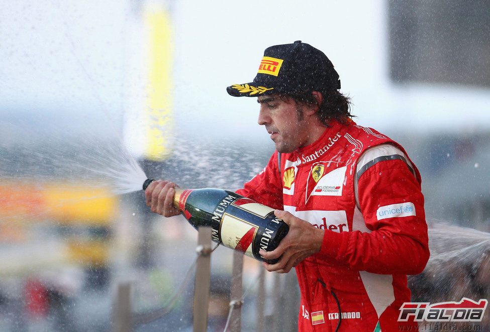 Fernando Alonso con el champán en el podio del GP de Japón 2011