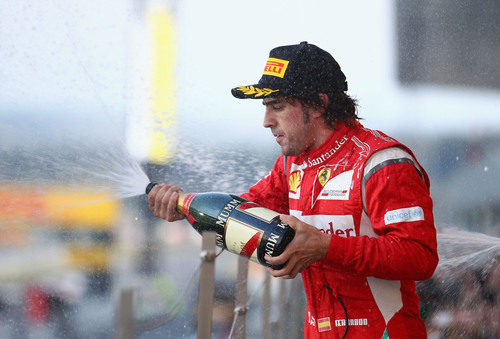 Fernando Alonso con el champán en el podio del GP de Japón 2011