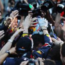 El equipo Red Bull rodea a Sebastian Vettel tras ganar el título de 2011