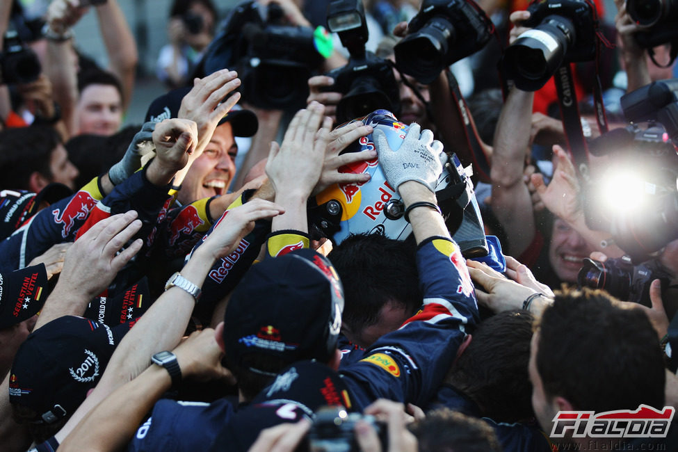 El equipo Red Bull rodea a Sebastian Vettel tras ganar el título de 2011