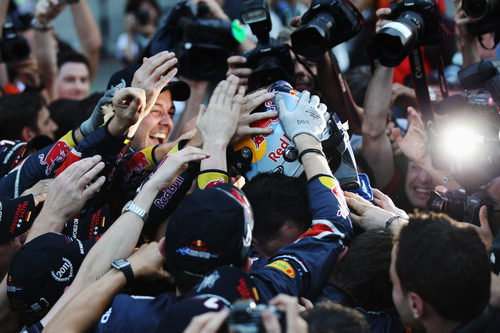 El equipo Red Bull rodea a Sebastian Vettel tras ganar el título de 2011