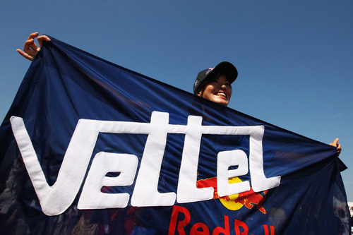Una japonesa con la bandera de Sebastian Vettel