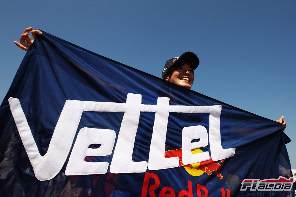 Una japonesa con la bandera de Sebastian Vettel