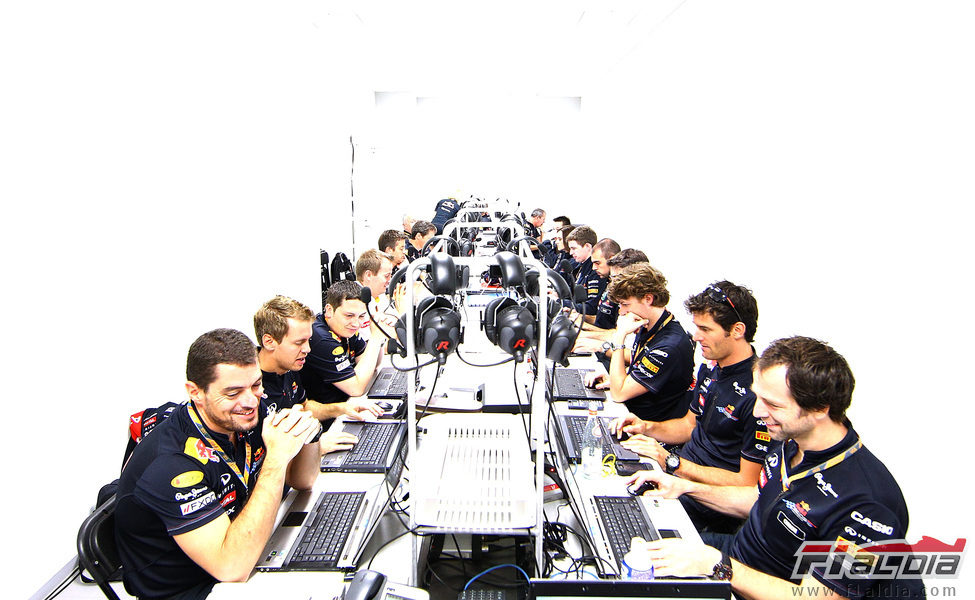 Los pilotos de Red Bull se reunieron con sus ingenieros antes de la carrera de Japón