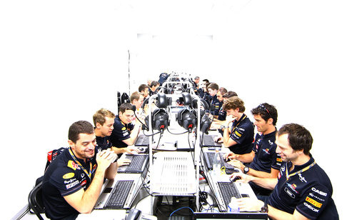 Los pilotos de Red Bull se reunieron con sus ingenieros antes de la carrera de Japón