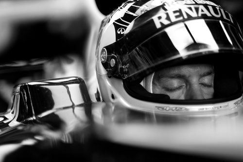 Vettel se concentra antes de la carrera que le daría al título 2011