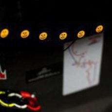 Las "caritas" del monoplaza de Vettel