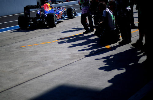 Vettel sale a la pista de Suzuka ante la atenta mirada de los fotógrafos