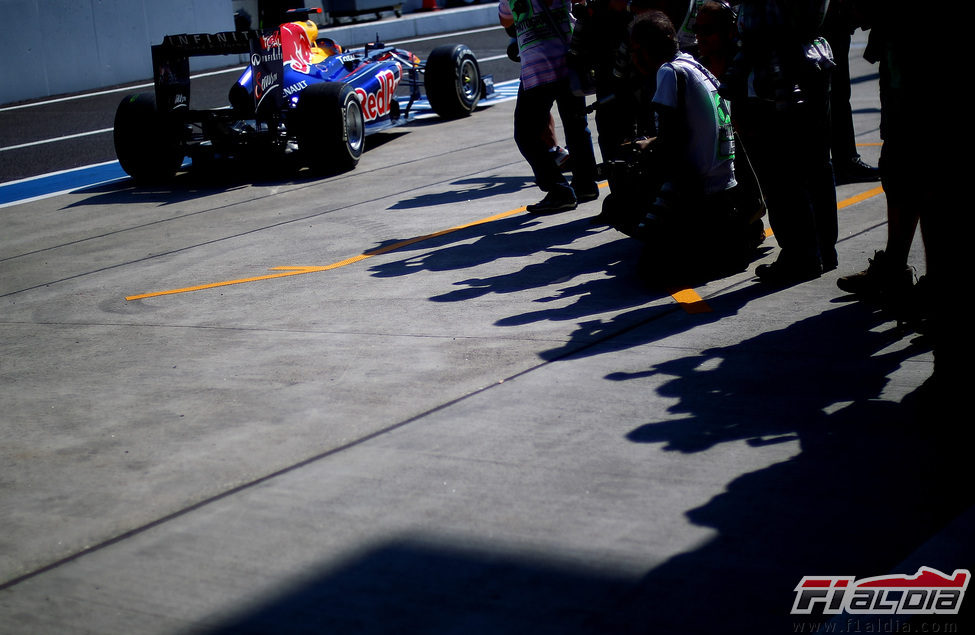 Vettel sale a la pista de Suzuka ante la atenta mirada de los fotógrafos