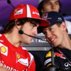 Fernando Alonso y Sebastian Vettel hablan en la conferencia de prensa previa al GP de Corea 2011